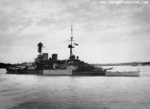 HMS_Repulse_leaving_Singapore