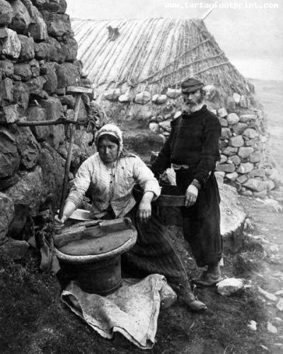 crofters-grinding-corn-isle-skye-scotland-14139024